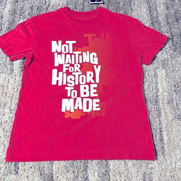 🆕Not Waiting for History to Be Made Graphic Crew Neck Screen Print Tee - NWT - Picture 1 of 4